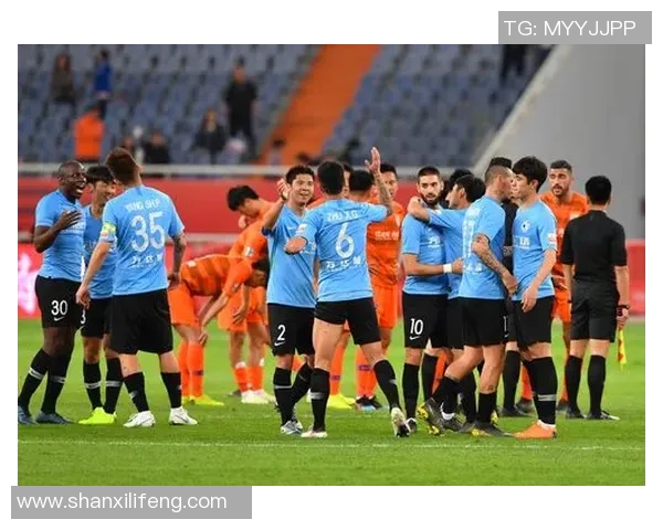 鲁能与恒大激战21轮争夺榜首荣耀双方球员全力以赴展现足球魅力 鲁能与恒大激战21轮争夺榜首荣耀双方球员全力以赴展现足球魅力